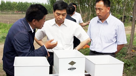長春市農(nóng)委副主任孫長占、榆樹市市長王是非一行在我公司總經(jīng)理陪同下觀看2ZB-14型播種機現(xiàn)場演示